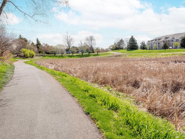 15805 24th Avenue N F, Plymouth, MN 55447