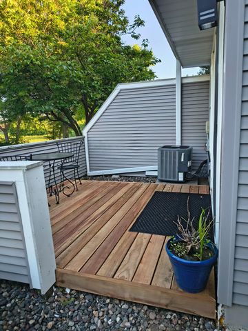 15805 24th Avenue N F, Plymouth, MN 55447