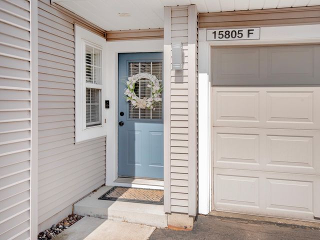 15805 24th Avenue N F, Plymouth, MN 55447