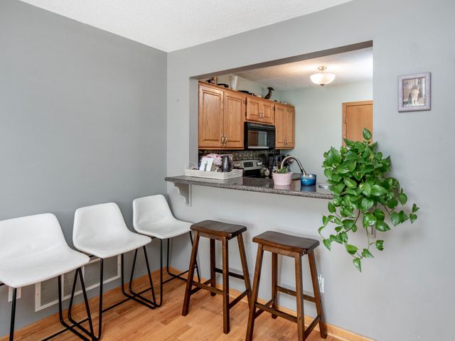 15805 24th Avenue N F, Plymouth, MN 55447