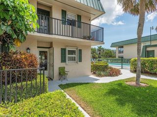 600 Valley Stream DR F6, Naples, FL 34113