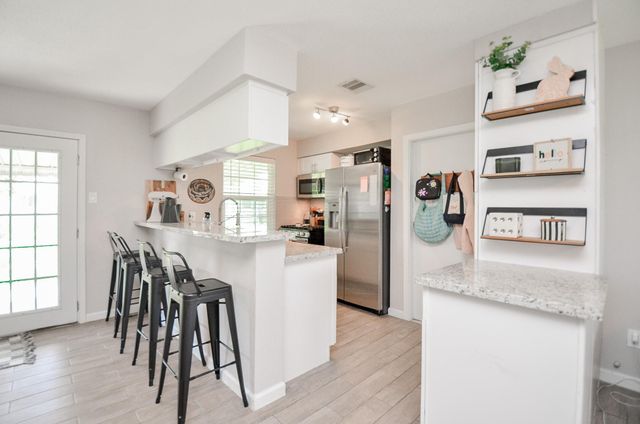 201 Inwood Lane, Highlands, TX 77562