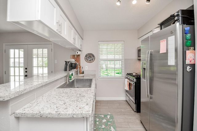 201 Inwood Lane, Highlands, TX 77562