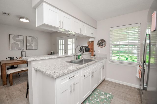 201 Inwood Lane, Highlands, TX 77562