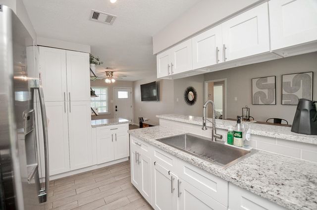 201 Inwood Lane, Highlands, TX 77562