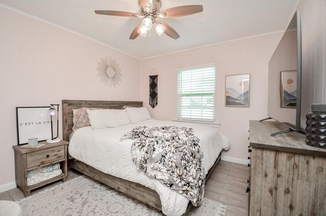 201 Inwood Lane, Highlands, TX 77562