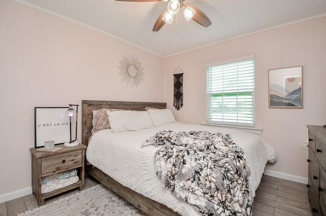 201 Inwood Lane, Highlands, TX 77562