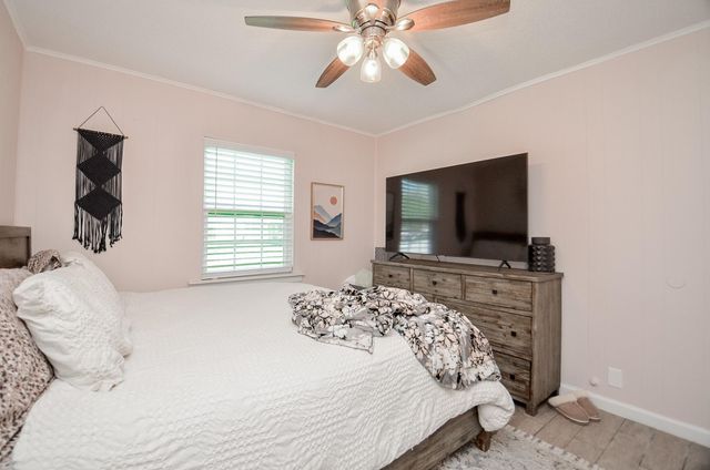 201 Inwood Lane, Highlands, TX 77562