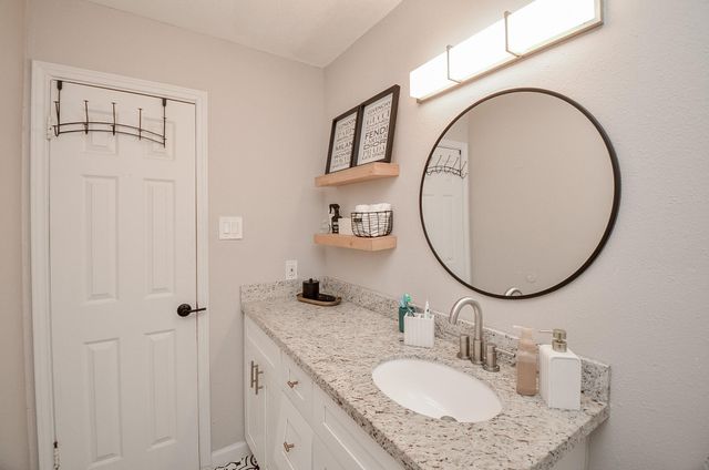 201 Inwood Lane, Highlands, TX 77562