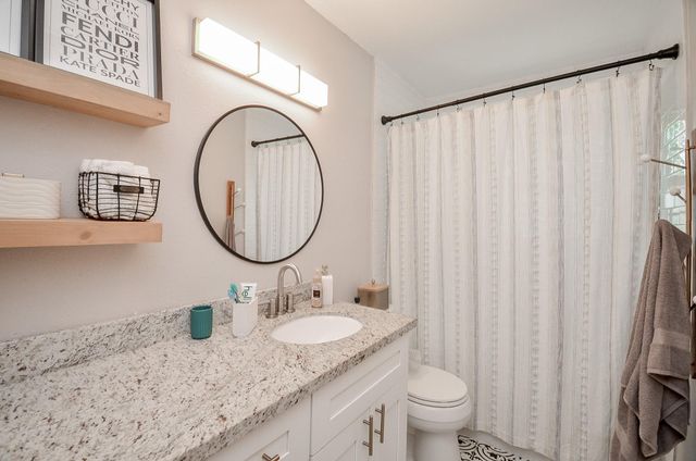 201 Inwood Lane, Highlands, TX 77562