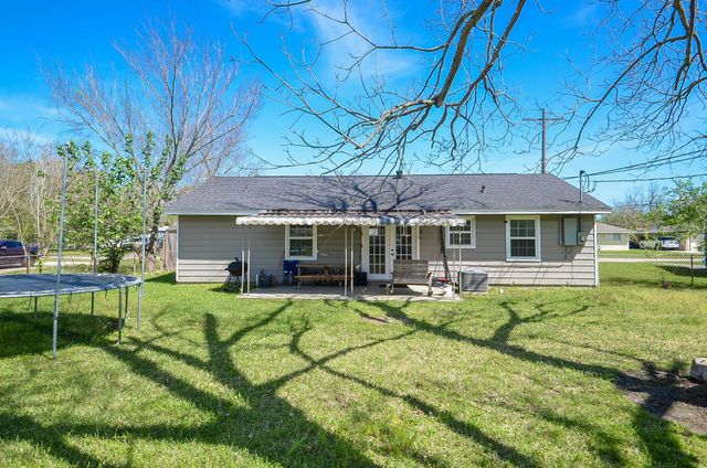 201 Inwood Lane, Highlands, TX 77562