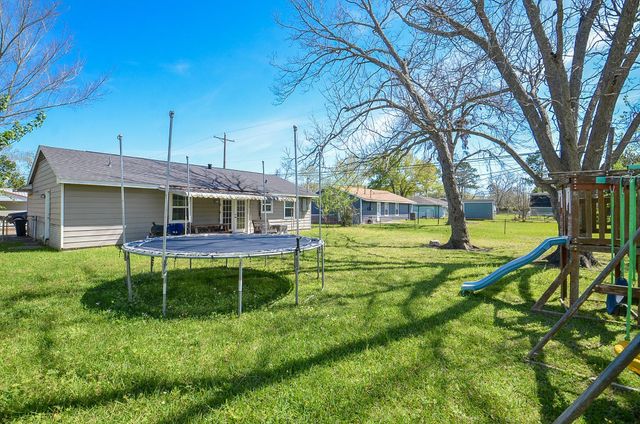 201 Inwood Lane, Highlands, TX 77562