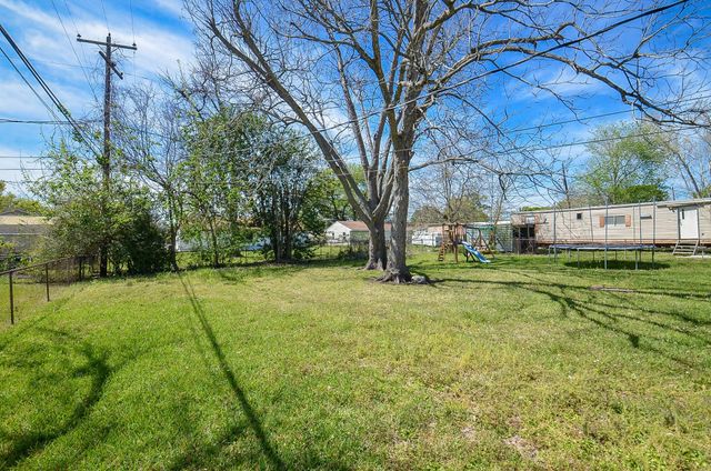 201 Inwood Lane, Highlands, TX 77562