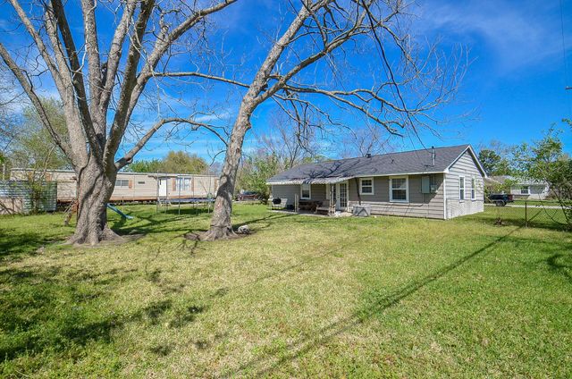 201 Inwood Lane, Highlands, TX 77562