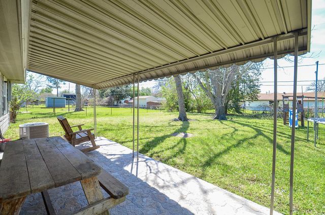 201 Inwood Lane, Highlands, TX 77562