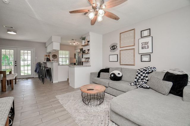 201 Inwood Lane, Highlands, TX 77562