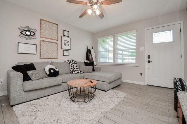 201 Inwood Lane, Highlands, TX 77562