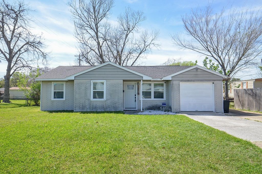 201 Inwood Lane, Highlands, TX 77562