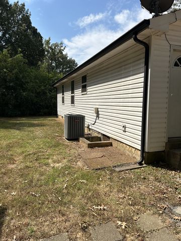 541 Roselawn Dr, Clarksville, TN 37042