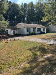 541 Roselawn Dr, Clarksville, TN 37042