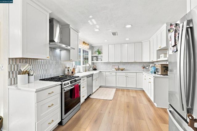 1386 Lichen Ct, Concord, CA 94521