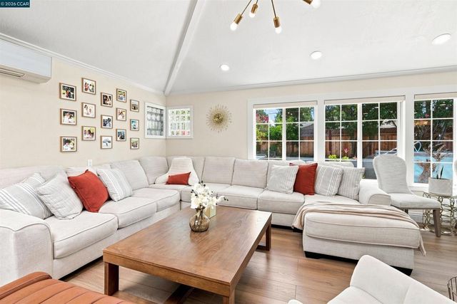 1386 Lichen Ct, Concord, CA 94521