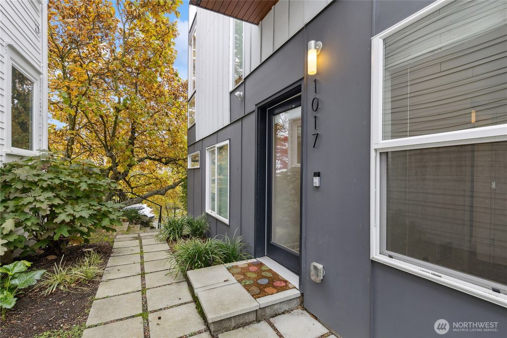 1017 W Crockett Street, Seattle, WA 98119