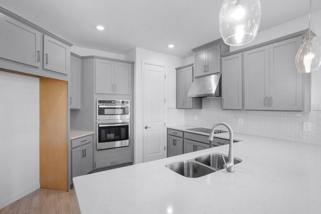 Image 21 of property listing at 717 STEEL DRIVE, Apollo Beach, FL 33572