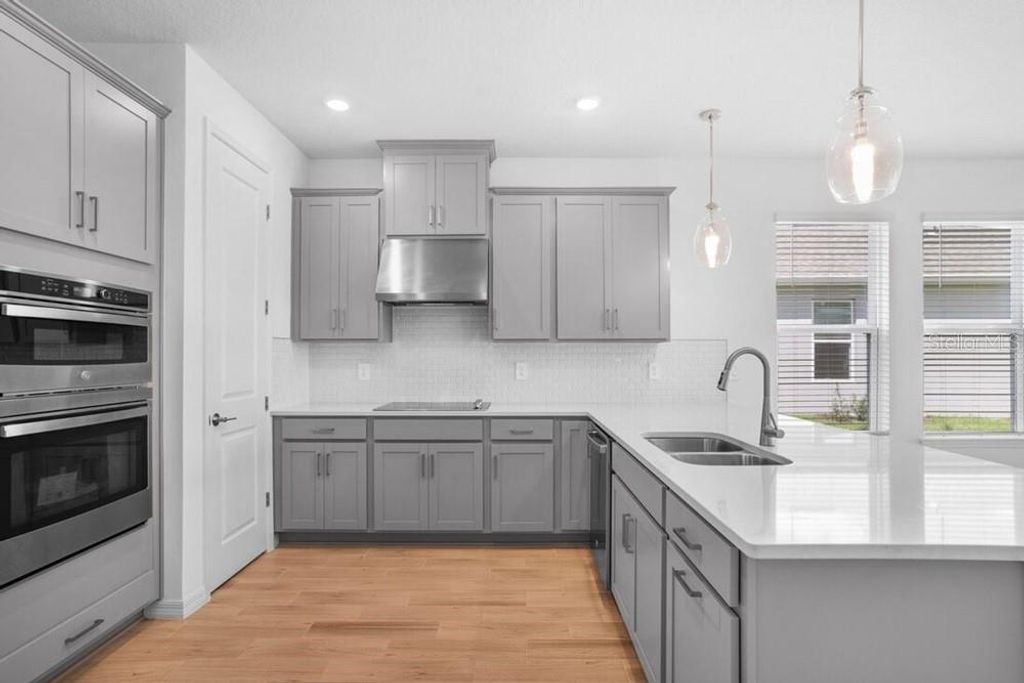 Image 6 of property listing at 717 STEEL DRIVE, Apollo Beach, FL 33572