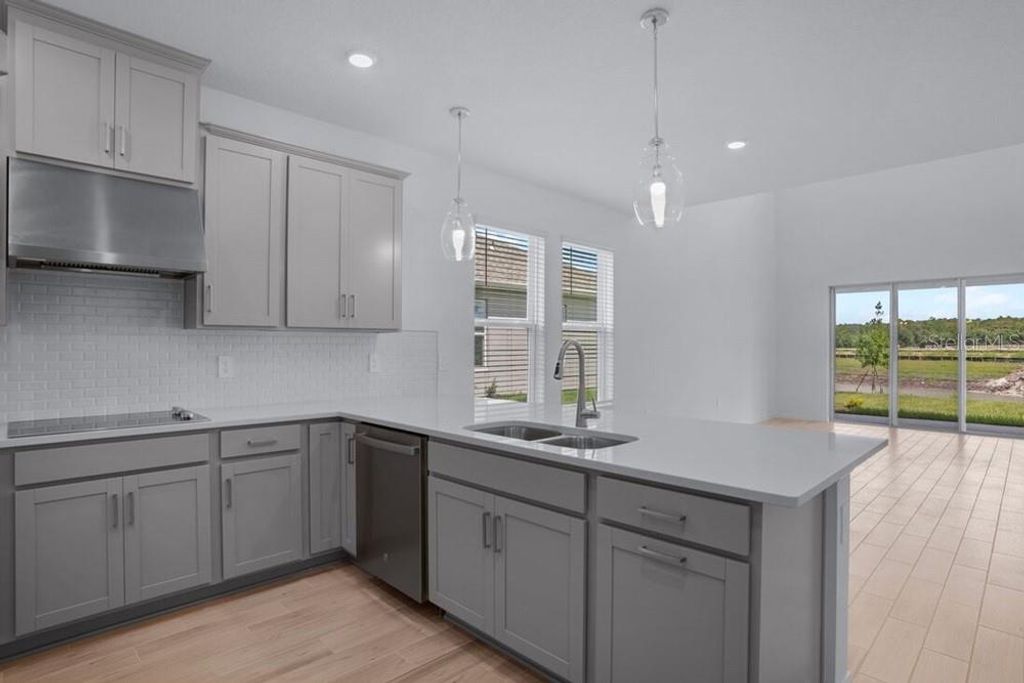 Image 7 of property listing at 717 STEEL DRIVE, Apollo Beach, FL 33572