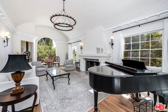 1258 E Elmwood Avenue, Burbank, CA 91501