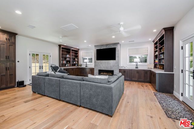 1258 E Elmwood Avenue, Burbank, CA 91501