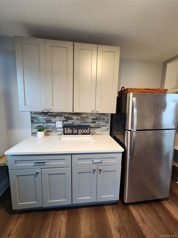 157 Cleveland Avenue B, Mineola, NY 11501