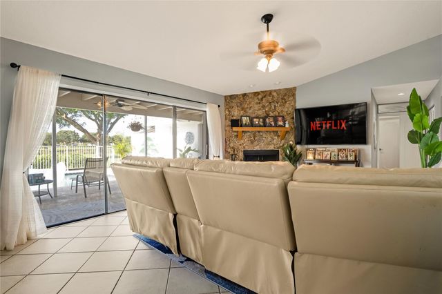 10180 SW 1st Ct, Coral Springs, FL 33071