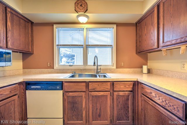 5806 KING JAMES, Waterford, MI 48327