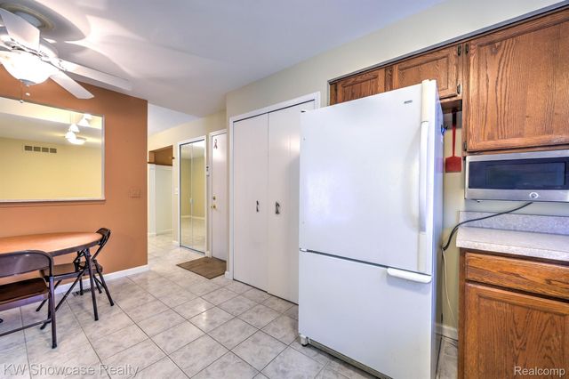 5806 KING JAMES, Waterford, MI 48327