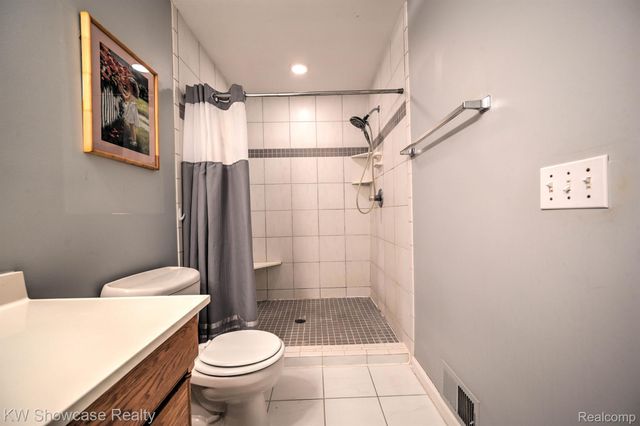 5806 KING JAMES, Waterford, MI 48327