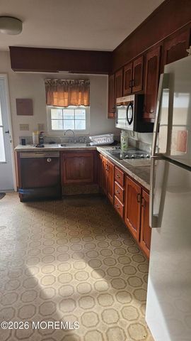 35F Cambridge Court, Lakewood, NJ 08701