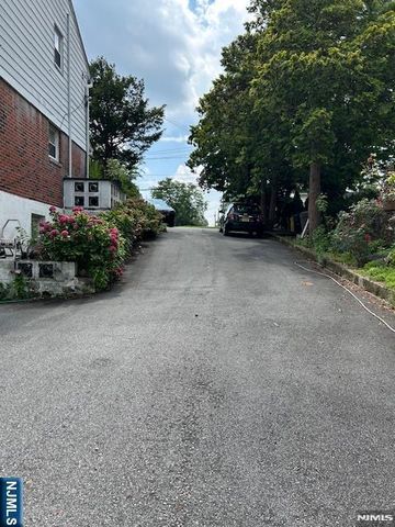 596 River Road, New Milford, NJ 07646