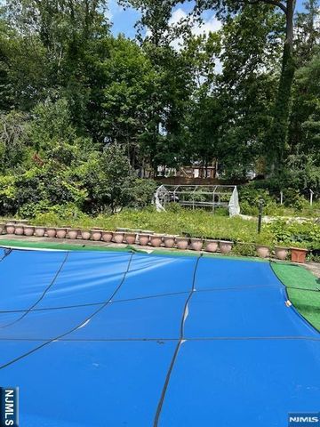 596 River Road, New Milford, NJ 07646