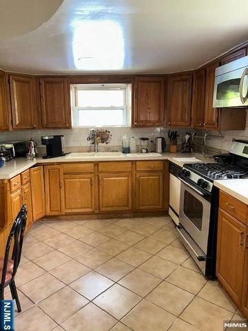 596 River Road, New Milford, NJ 07646