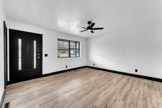 110 S Basswood Avenue, Republic, MO 65738