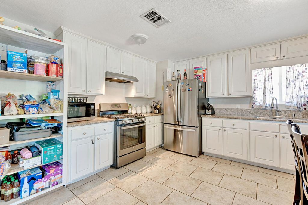 Image 10 of property listing at 2511 Shaft St, Selma, CA 93662