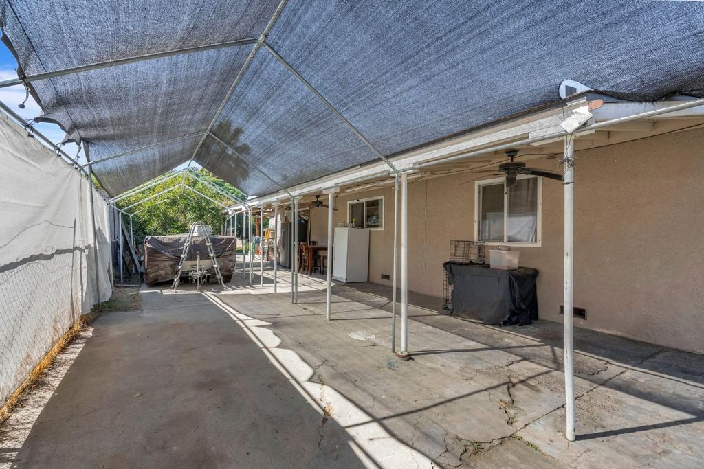 Image 27 of property listing at 2511 Shaft St, Selma, CA 93662