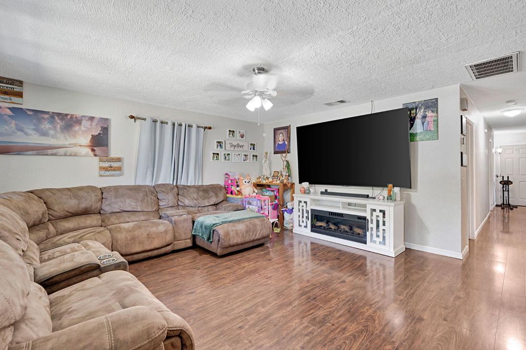 Image 5 of property listing at 2511 Shaft St, Selma, CA 93662