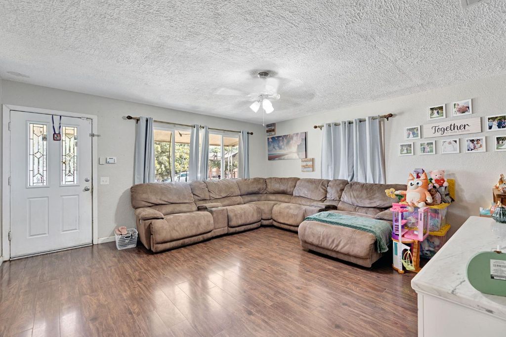 Image 6 of property listing at 2511 Shaft St, Selma, CA 93662