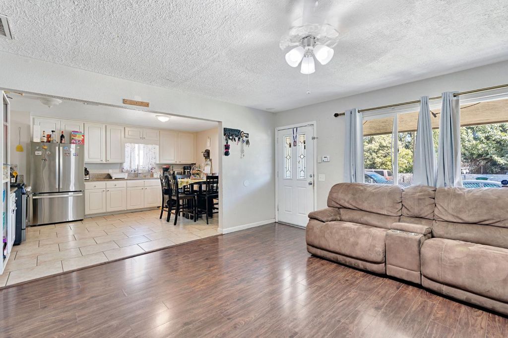 Image 7 of property listing at 2511 Shaft St, Selma, CA 93662