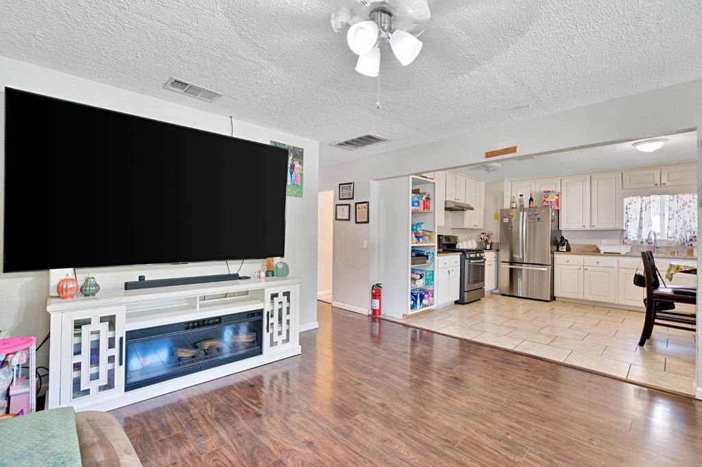 Image 8 of property listing at 2511 Shaft St, Selma, CA 93662
