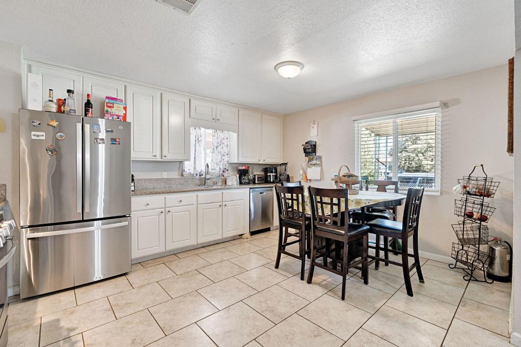 Image 9 of property listing at 2511 Shaft St, Selma, CA 93662