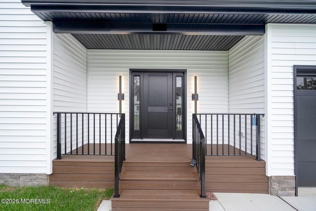 327 Arlington Avenue N, Bayville, NJ 08721